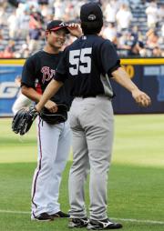 試合前、ヤンキース松井にあいさつするブレーブス川上（共同）
