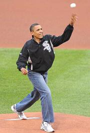 米大リーグのオールスター戦で始球式を行うオバマ大統領(共同)