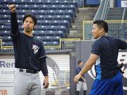 レイズの岩村(右)と談笑する、3Aスクラントンに所属する井川(共同)