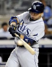 ０９年９月８日ヤンキース戦、３回に左前打を放つレイズ岩村明憲（共同）