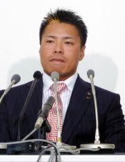 記者会見するパイレーツへ移籍した岩村明憲内野手(共同)