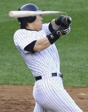 3回、左前打を放つマリナーズ・イチロー(共同)