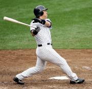 1回、右前打を放つマリナーズ・イチロー(共同)