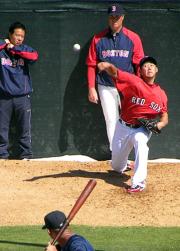 左打者を立たせて投球練習したレッドソックス松坂（撮影・山内崇章）