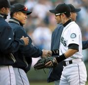 10月4日、今季最終戦で勝利し、イチローと握手する城島(共同)