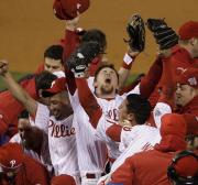 ２８年ぶりのワールドチャンピオンを喜ぶフィリーズナイン（ＡＰ＝共同）