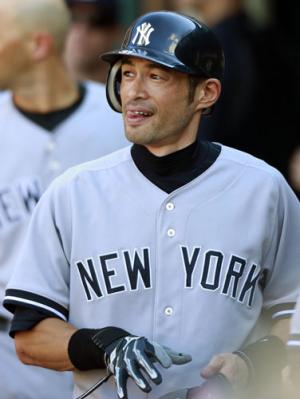 8回、ジーターの2ランで生還し、舌を出すイチロー(共同)