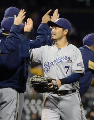 勝利し、チームメートとタッチを交わすブルワーズ青木（共同）