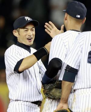勝利をチームメートと喜ぶヤンキース・イチロー（共同）