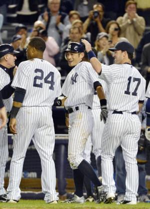アスレチックス戦のサヨナラ勝ちを喜ぶイチロー（共同）
