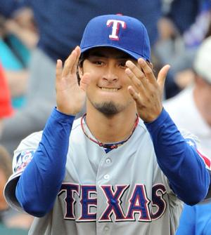 マリナーズに勝利し、手を叩きながらナインを迎えるダル（撮影・菅敏）