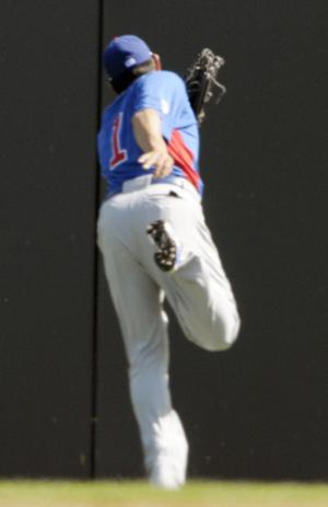 ロッキーズ戦の２回、タベラスの右飛を好捕するカブス福留（共同）