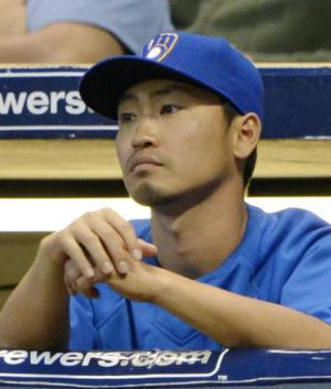 首の張りのためパイレーツ戦を欠場し、ベンチから試合を見詰めるブルワーズ青木（共同）