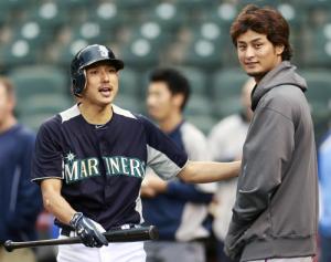 試合前、マリナーズ川崎（左）と笑顔で話すレンジャーズ・ダルビッシュ（共同）