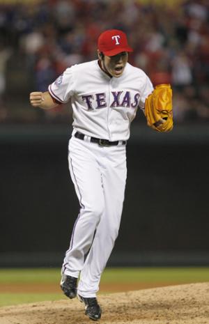 ３者連続三振に打ち取りガッツポーズする上原（ＡＰ）