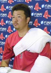 カージナルス戦で好投し、記者会見するレッドソックス岡島（共同）