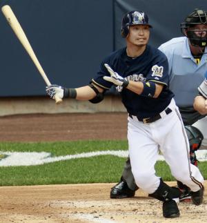 マーリンズ戦の3回、左前適時打を放つ青木(共同)