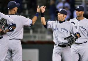 ツインズ戦に勝利し、ジーターとハイタッチするイチロー（共同）