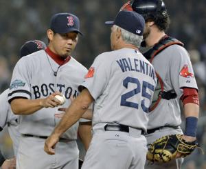 ３回途中で降板を告げられ、ボールをバレンタイン監督に渡す松坂（共同）