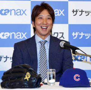 帰国して都内で会見を行い、笑顔を見せる藤川(撮影・江口和貴)