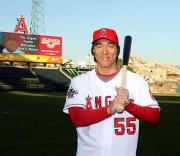 ユニホームに着替えエンゼルスタジアムで記念撮影をする松井