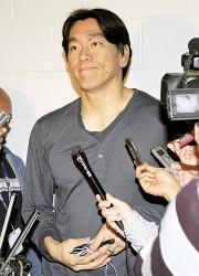 ブルージェイズ戦後、質問に答えるヤンキース・松井秀喜外野手(共同)