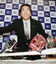 新型バットなどを前に笑顔を見せる松井(撮影・中島郁夫)