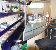 伊良部秀輝容疑者が暴れたバーの店内(共同)