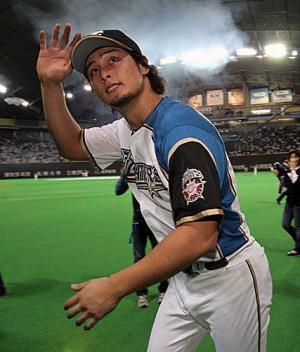 10月11日、西武戦で18勝目を挙げスタンドのファンに手を振るダルビッシュ