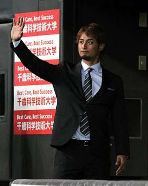 ファンの声援に手を振って引き揚げるダルビッシュ（撮影・黒川智章）