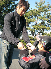 薮田は自主トレで訪れた千葉マリンでファンにサインする(撮影・鳥谷越直子)