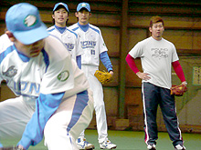 古巣西武のB班選手と投内連係の練習に参加した松坂(撮影・山内崇章)