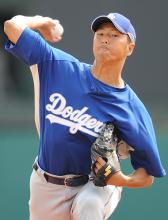 ブレーブスとのオープン戦に初先発初登板したドジャースの黒田(撮影・菅敏)