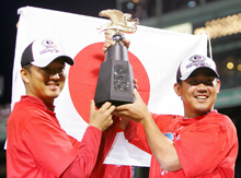 ア・リーグ優勝トロフィーを笑顔で掲げる松坂(右)と岡島(撮影・宇治久裕)