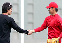 前日練習で、松井稼(左)に歩み寄り、笑顔で握手を交わす松坂(撮影・宇治久裕)