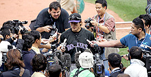 前日練習後、大勢の報道陣に囲まれる松井稼(撮影・宇治久裕)
