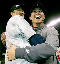 松坂(右)と岡島は熱い抱擁を交わす(撮影・宇治久裕)