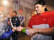 祝勝会でナインと大喜びのフィリーズの田口(共同)
