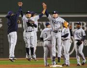 レッドソックスに快勝し、喜ぶ岩村らレイズナイン(共同)