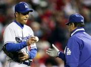 トーリ監督にボールを渡してマウンドを降りる黒田（撮影・蔦林史峰）