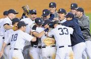 リーグ優勝を決め、歓喜の輪で笑顔を見せる松井（右から４人目）