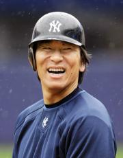 リーグ優勝決定シリーズ前の練習で笑顔を見せるヤンキース松井(共同)