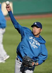 第5戦を前に、キャッチボールで調整するドジャース黒田(共同)