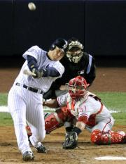 フィリーズ戦の6回、右越えに本塁打を放つヤンキース松井(共同)