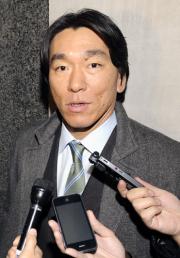 Wシリーズ制覇から一夜明け、記者の質問に答えるヤンキース松井(共同)