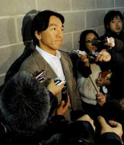 優勝パレードの後、記者の質問に答えるヤンキース松井(共同)
