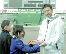 児童養護施設の子供たちから千羽鶴を手渡されるドジャース黒田（共同）