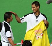 【日本ハム対西武】稲田（左）の頭を触るダルビッシュ（撮影・長島一浩）