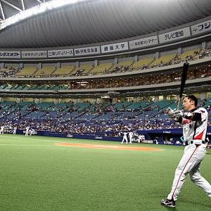 試合前、空席が目立つ球場で素振りをする宮本(撮影・狩俣裕三)