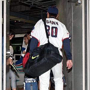 球場を引き揚げる小川監督（撮影・狩俣裕三）
